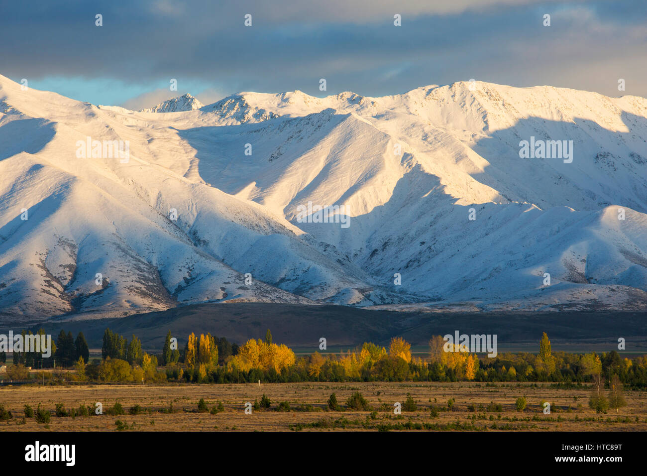 Twizel, Canterbury, Nuova Zelanda. Il Ben Ohau gamma ammantato di neve d'autunno, sunrise. Foto Stock