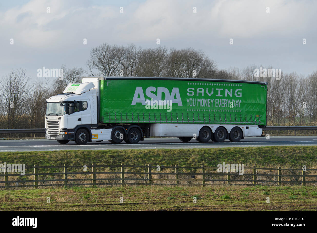 Distribuzione, trasporto e logistica - autocarri articolati (automezzi pesanti HGV) con slogan Asda, che viaggiano sull'autostrada A1 - Inghilterra, GB, Regno Unito. Foto Stock