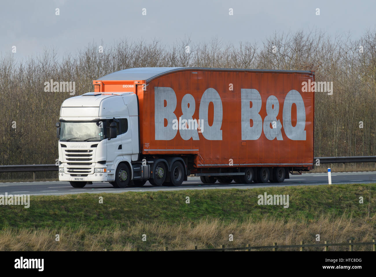 Distribuzione e trasporti - un autoarticolato, automezzo pesante (HGV) con B & Q logo Viaggiare sulla autostrada A1 - Inghilterra, GB, UK. Foto Stock