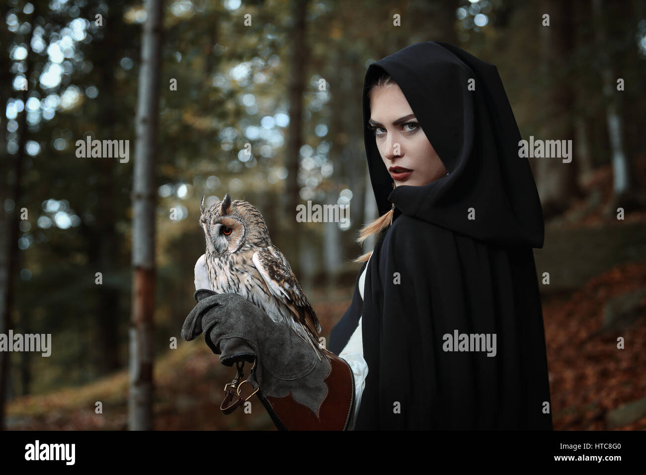 Fantasy Dark owl master. Scuro donna con cappuccio Foto Stock