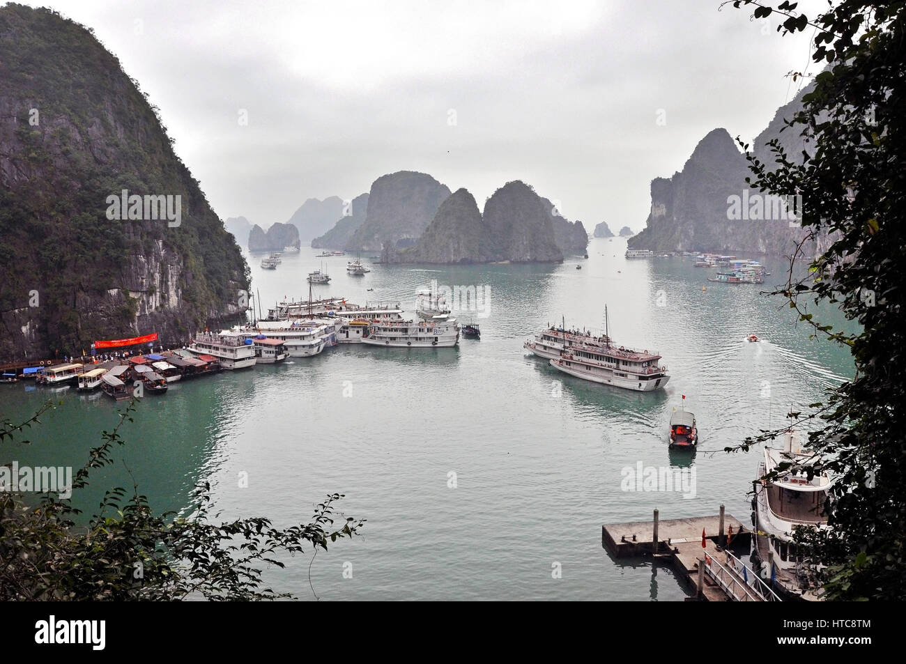 HALONG BAY - Feb 27: giunche turistica la navigazione attraverso il Carso isole nella baia di Halong. Questo è uno del Vietnam prime destinazioni di viaggio e un'UNESCO Foto Stock