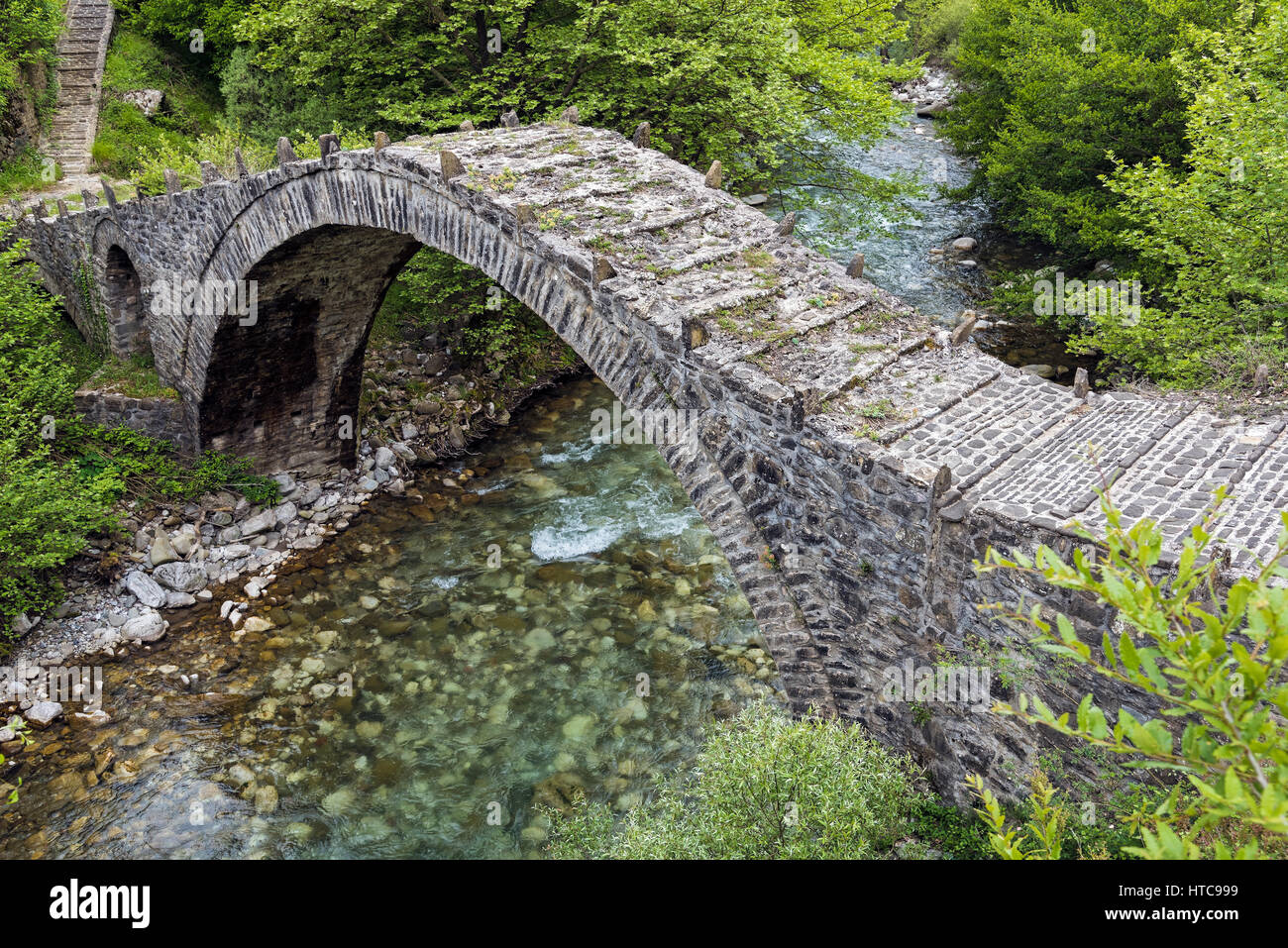 Il vecchio ponte di pietra in Epiro, Grecia Foto Stock