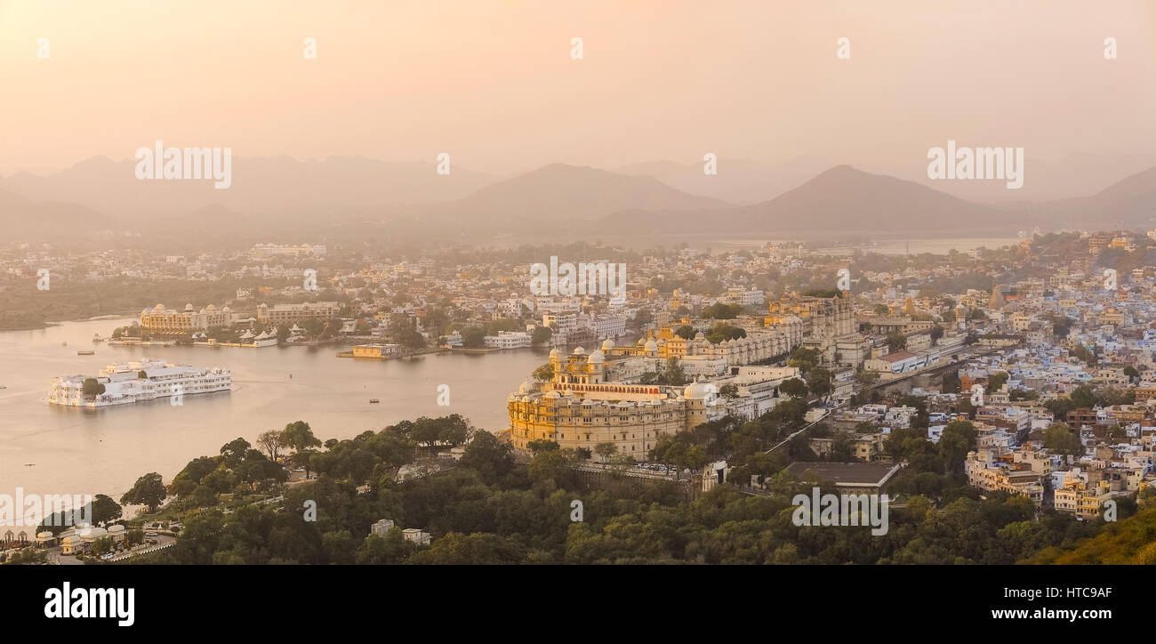 Vista sul lago Pichola e il palazzo della città da Machla Magra (pesce Hill), Udaipur Foto Stock