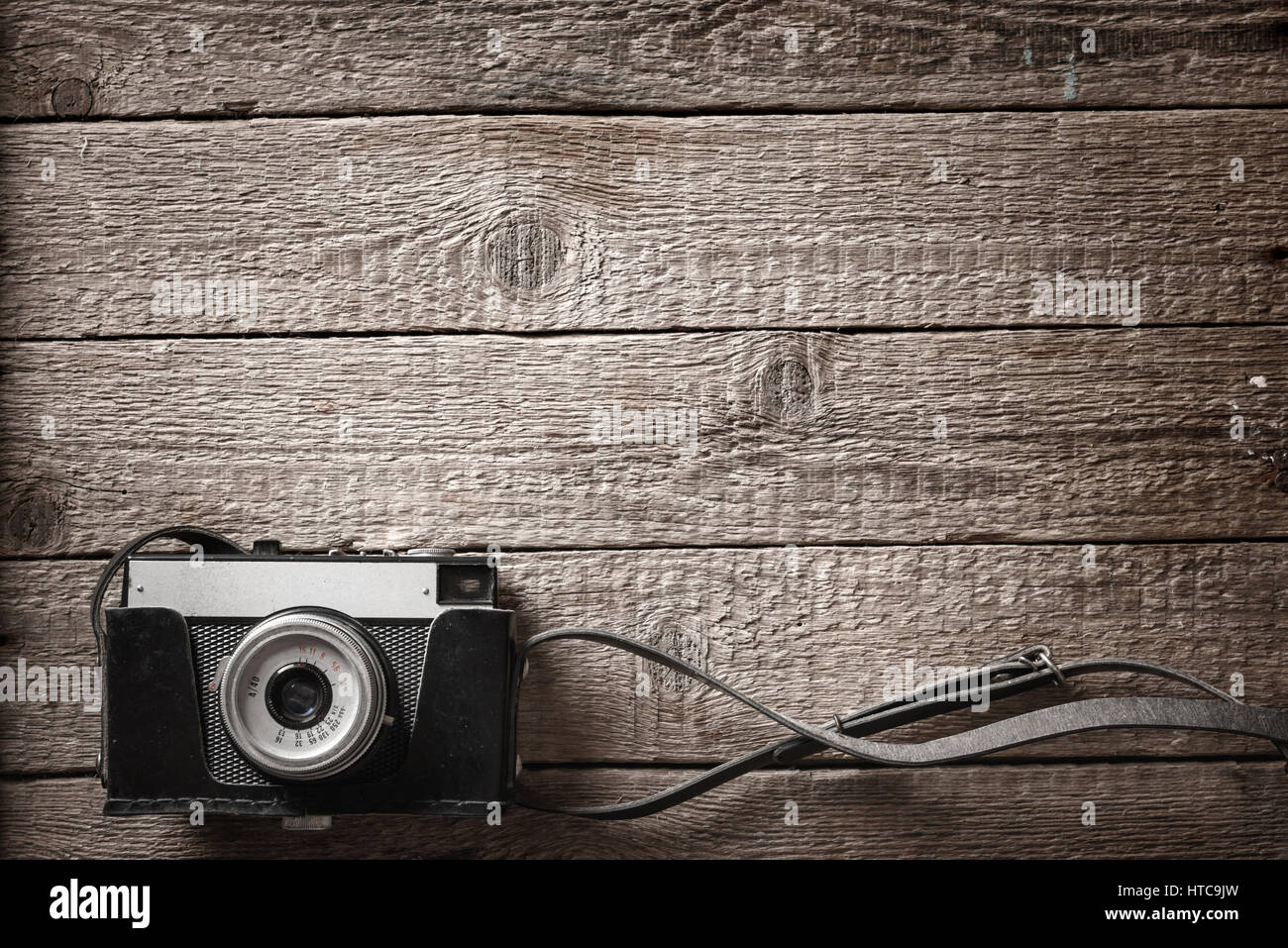 Lo sfondo della fotografia con la vecchia macchina fotografica e tavolo in legno Foto Stock