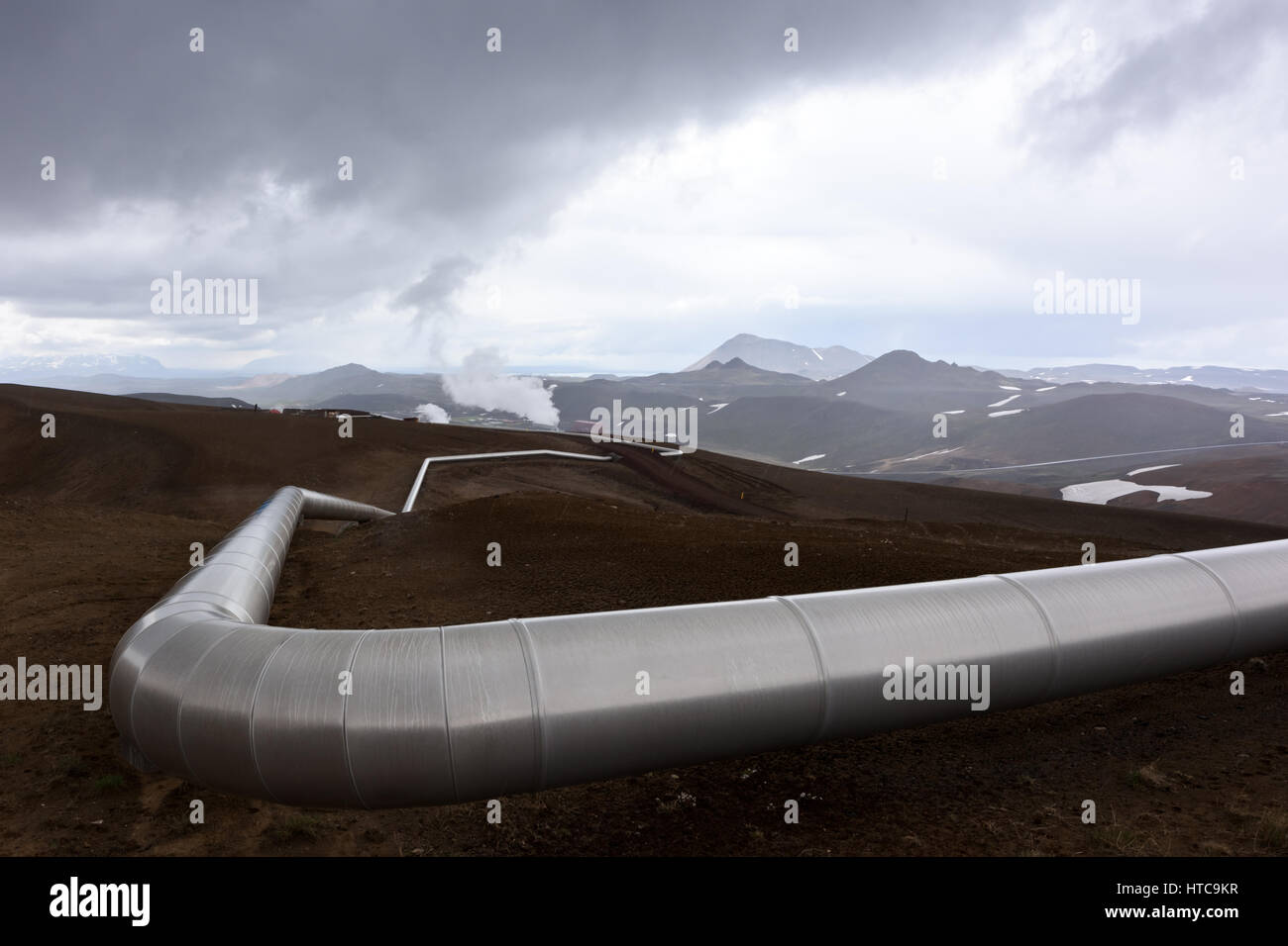 Islanda paesaggio con tubi in montagna. Energia geotermica in operazioni. Foto Stock