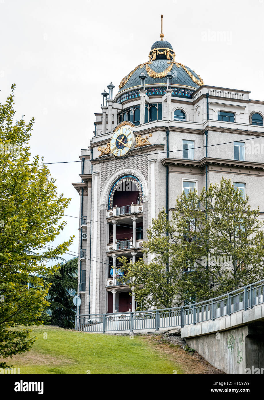 Tbilisi, capitale della Georgia. Edificio residenziale costruzione di tempi di Stalin sulla sponda destra del fiume Kura vicino al ponte Baratoshvili . Foto Stock