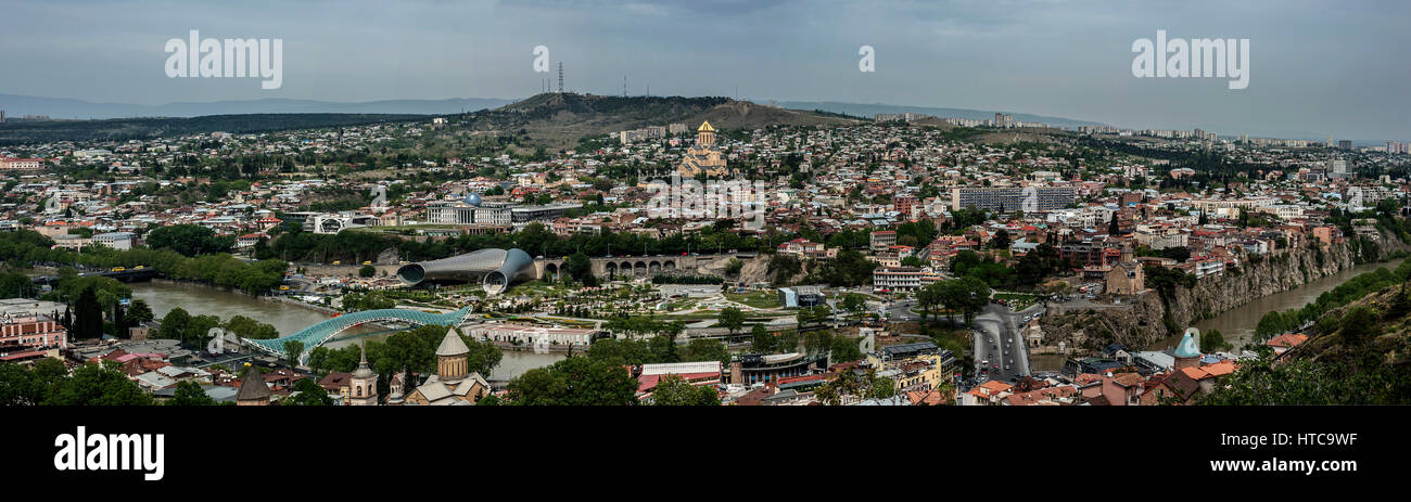 La Georgia, Tbilisi. Panorama della sponda sinistra dal belvedere fortezza di Narikala. Foto Stock