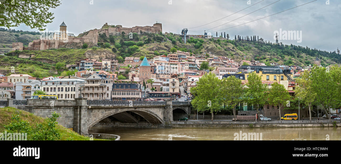 La Georgia, Tbilisi. Vista dalla riva sinistra del fiume Kura nella Città Vecchia , fortezza di Narikala Metekhi , Bridge , Cattedrale di Saint George. Foto Stock