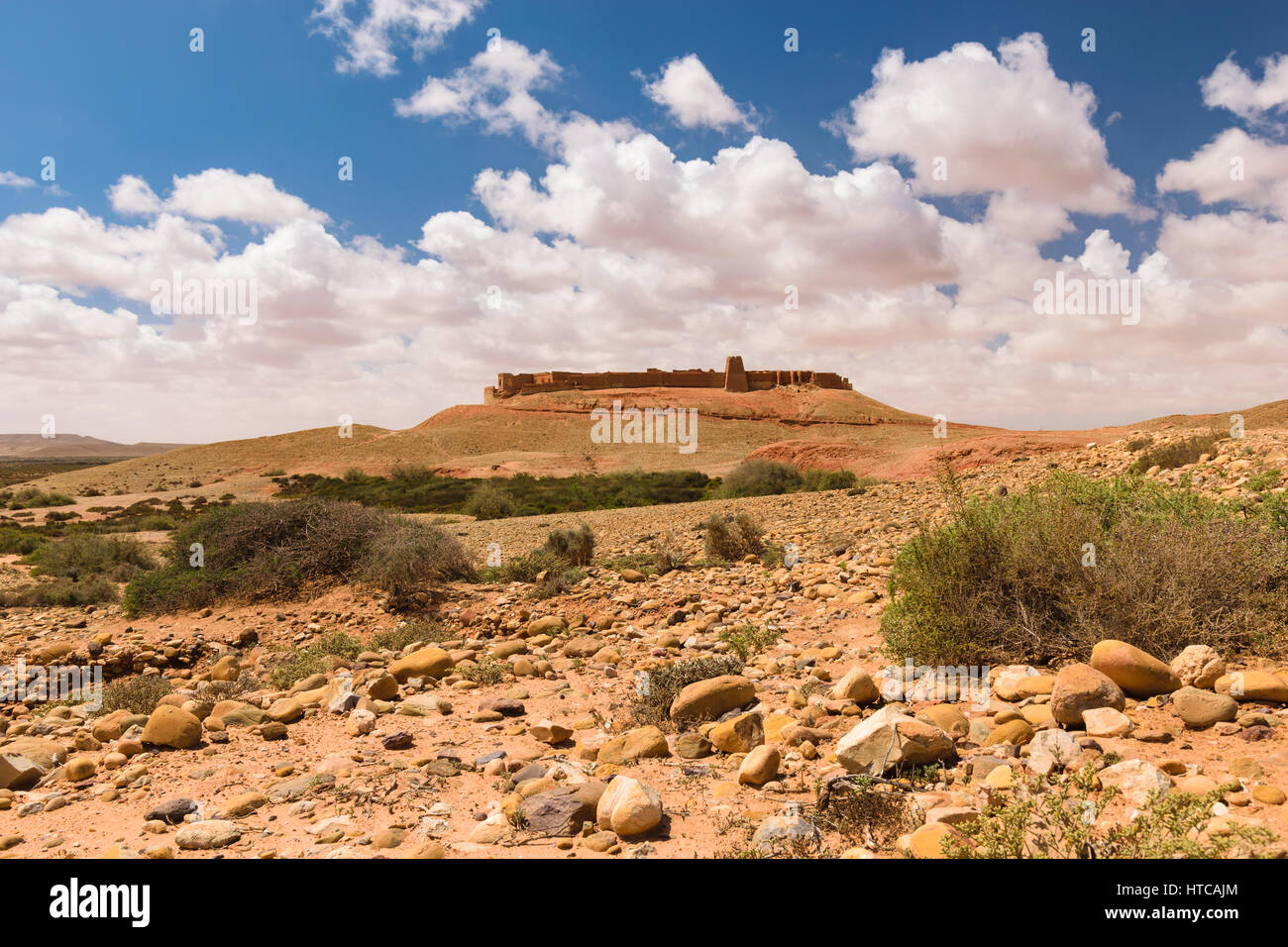 Una bella immagine del vecchio e storico Ksar Tafnidilt accanto al Wadi Draa vicino a Tan- Tan, Marocco. Foto Stock