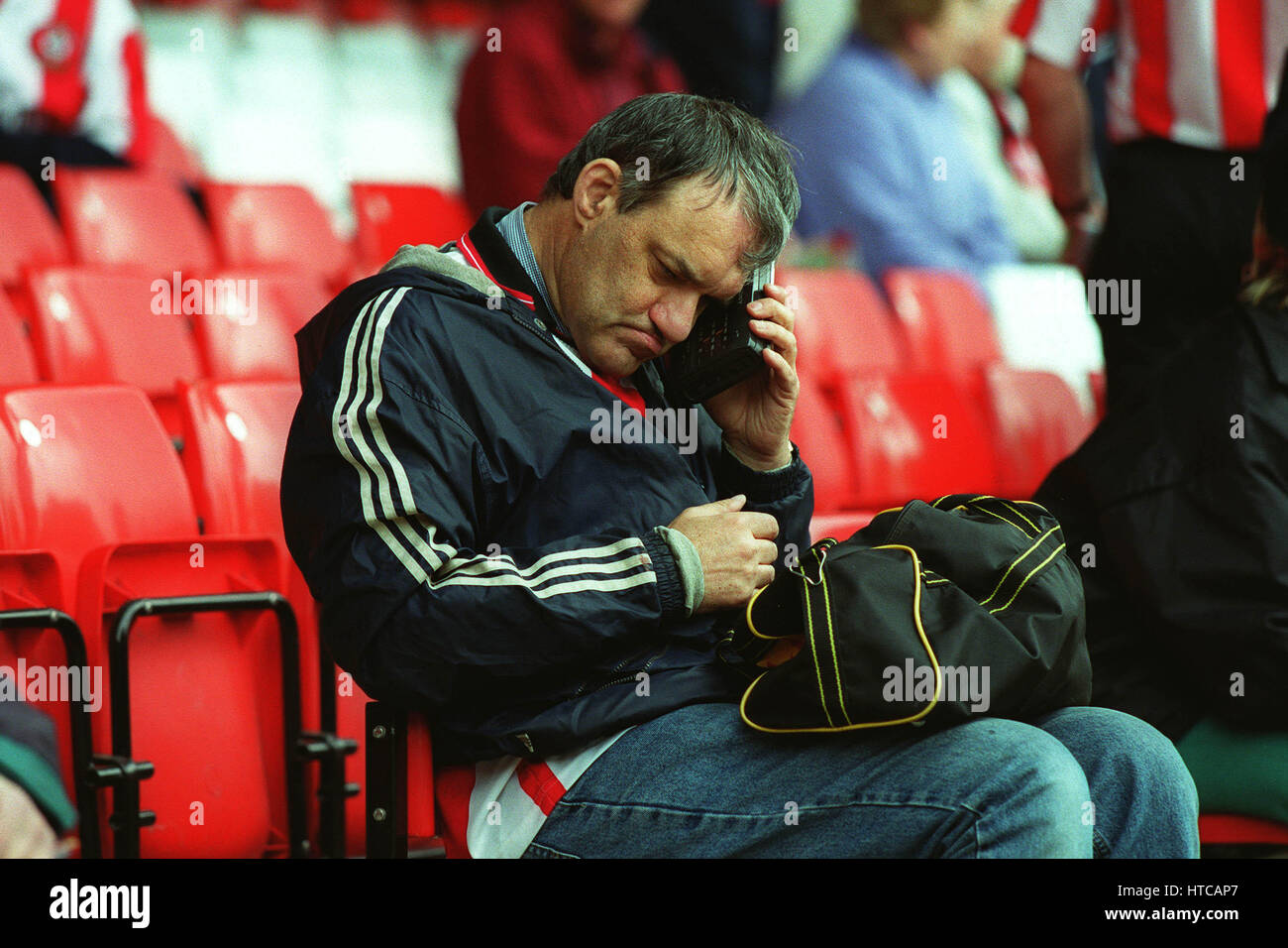 Appassionato di calcio attende risultati SOUTHHAMPTON FC 16 Maggio 1999 Foto Stock