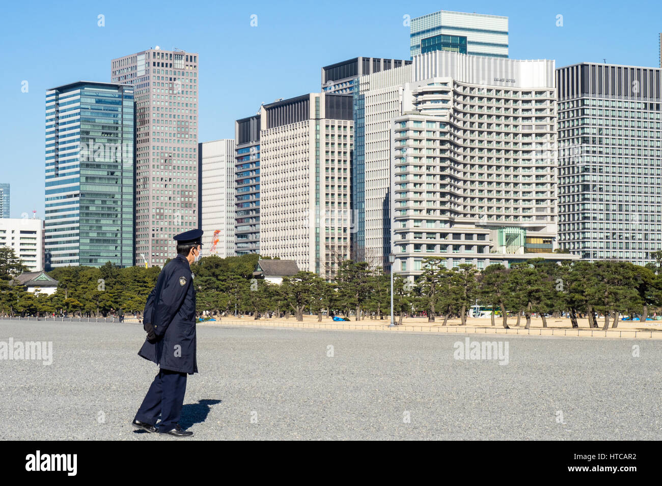 A Tokyo Imperial Palace guardsman sul dazio a Kokyogaien Giardini Nazionali, Tokyo, Giappone. Foto Stock