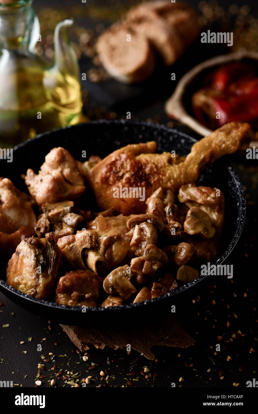 Un pezzo di carne alla griglia in una padella di ghisa con verdure, primo  piano Foto stock - Alamy