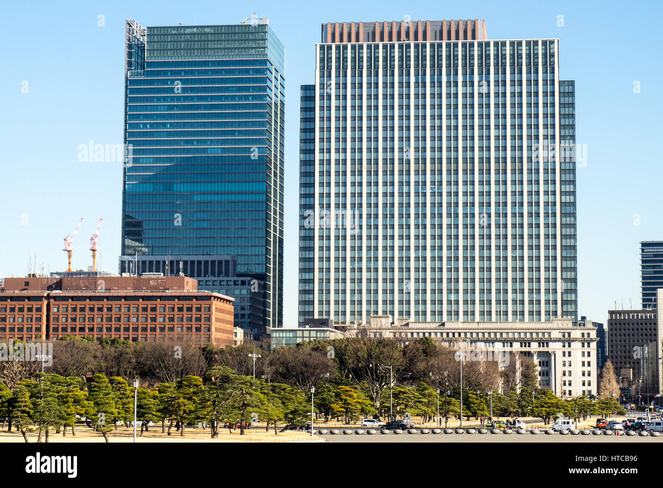 Tokyo central business district edifici per uffici visto da Kokyogaien Giardini Nazionali, Chiyoda. Foto Stock
