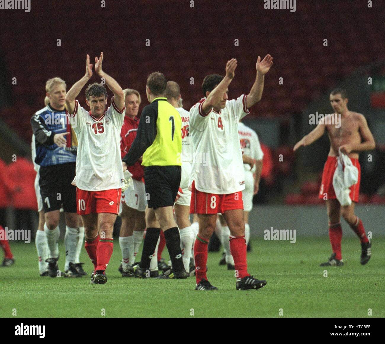 MARK HUGHES APPLAUDE GALLES DI SUPPORTO V DANIMARCA 09 Giugno 1999 Foto Stock