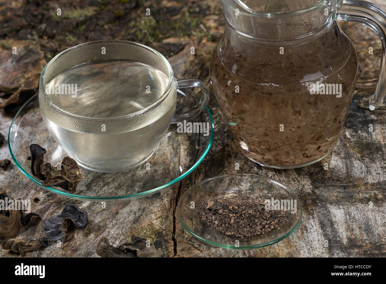 Raccordo a T, Kräutertee, Heiltee aus Pilzpulver vom Judasohr, Judasohren getrocknet, getrocknete Pilze, Trockenpilz, Trockenpilze, Dörrpilze, Dörrpilz, Ohrlap Foto Stock