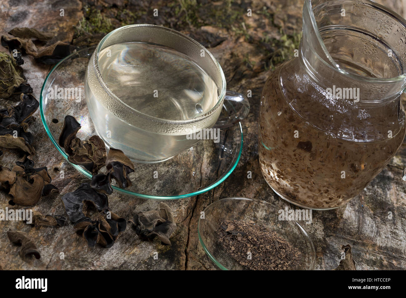 Raccordo a T, Kräutertee, Heiltee aus Pilzpulver vom Judasohr, Judasohren getrocknet, getrocknete Pilze, Trockenpilz, Trockenpilze, Dörrpilze, Dörrpilz, Ohrlap Foto Stock