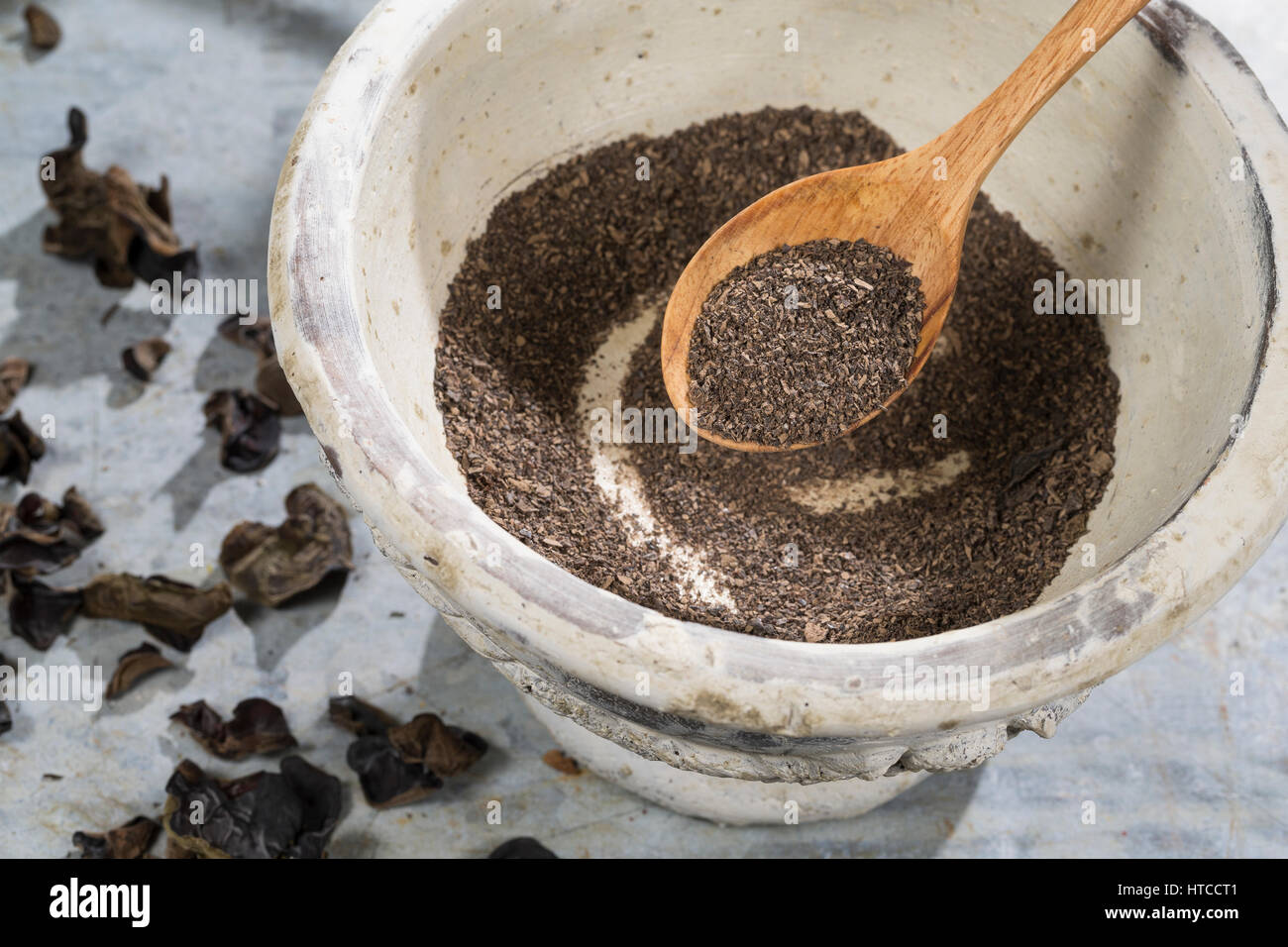 Judasohr, Judasohren getrocknet, getrocknete Pilze werden zermahlen, Pilzpulver, Trockenpilz, Trockenpilze, Dörrpilze, Dörrpilz, Ohrlappenpilz, Holund Foto Stock