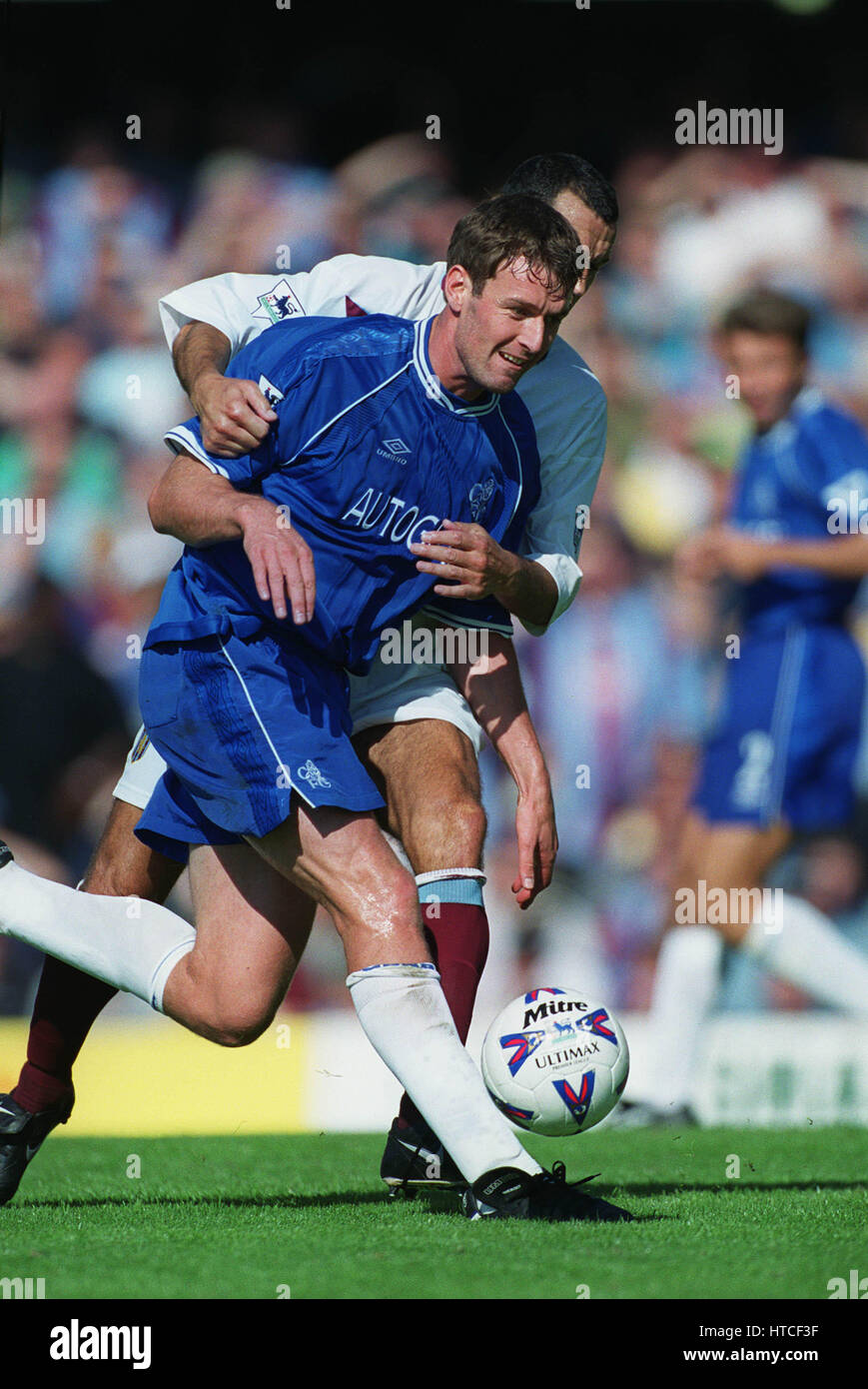 CHRIS SUTTON COLIN CALDERWOOD CHELSEA V Aston Villa 21 Agosto 1999 Foto Stock