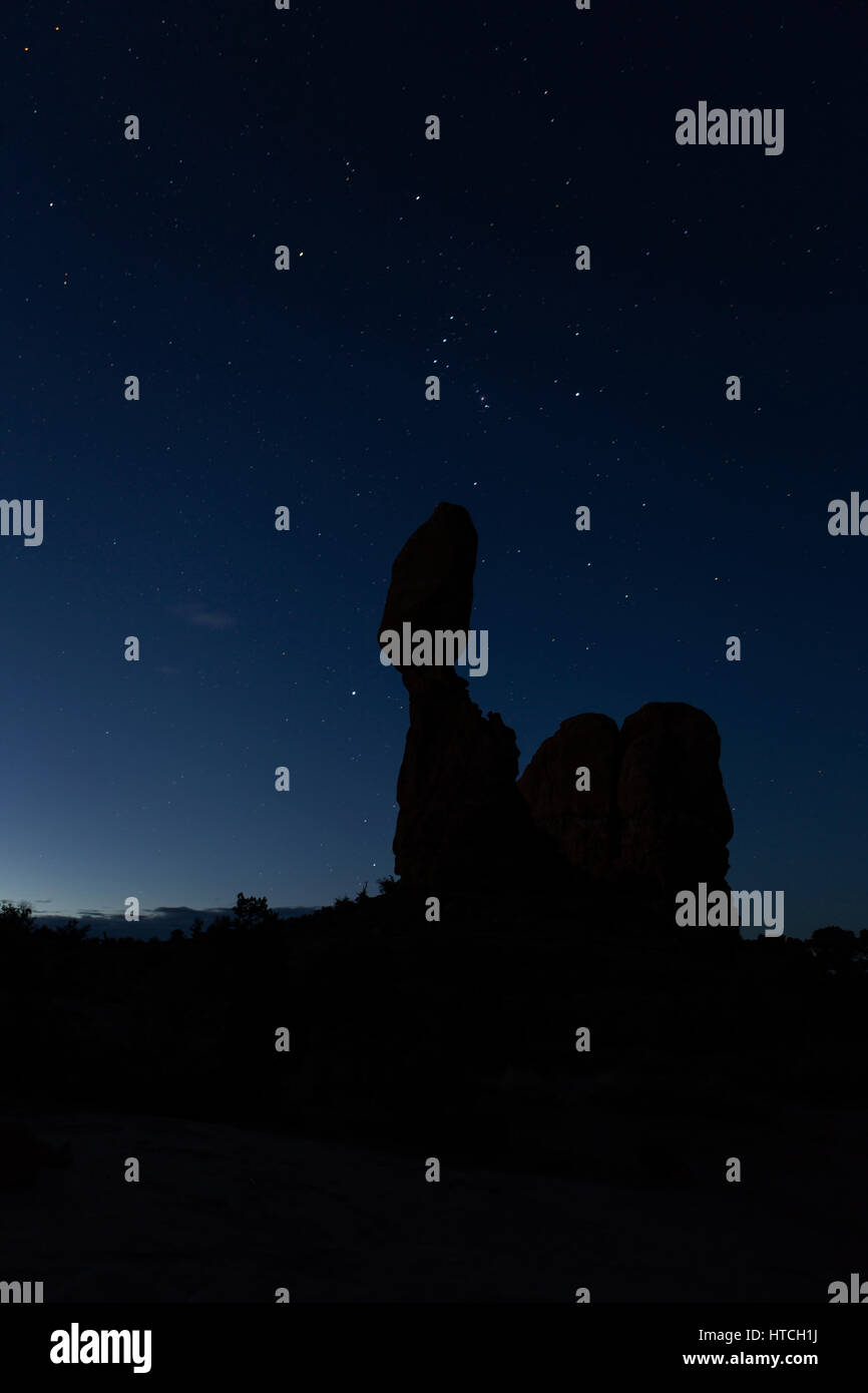 Roccia equilibrata di notte, il Parco Nazionale di Arches, UT, STATI UNITI D'AMERICA Foto Stock