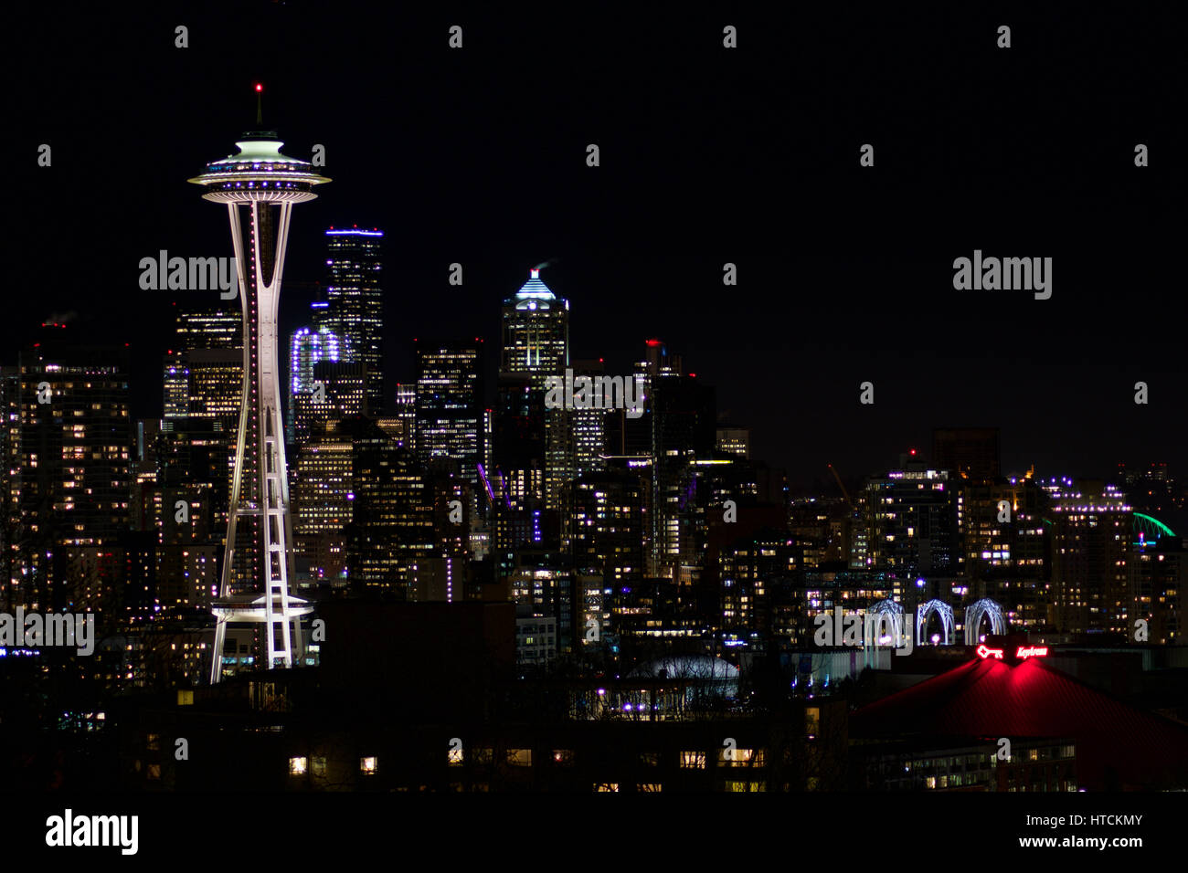 SEATTLE, WASHINGTON, STATI UNITI D'AMERICA - JAN 23rd, 2017: notte Cityscape di Seattle Skyline con cielo scuro sfondo per la costruzione di luci, panorama visto da Kerry Park, lo Space Needle nel fuoco Foto Stock