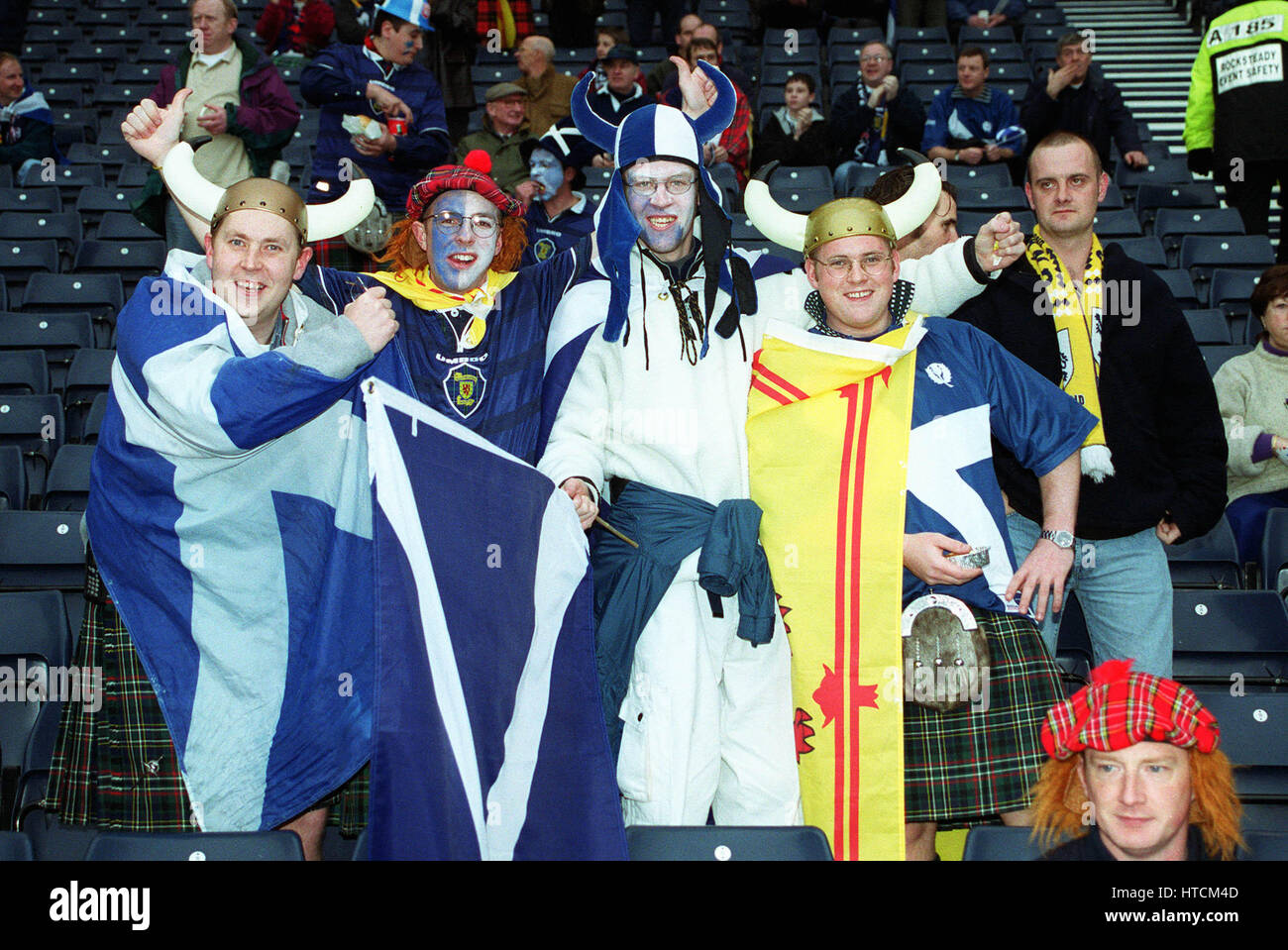 Tifosi scozzesi all'Hampden SCOZIA V INGHILTERRA 13 Novembre 1999 Foto Stock