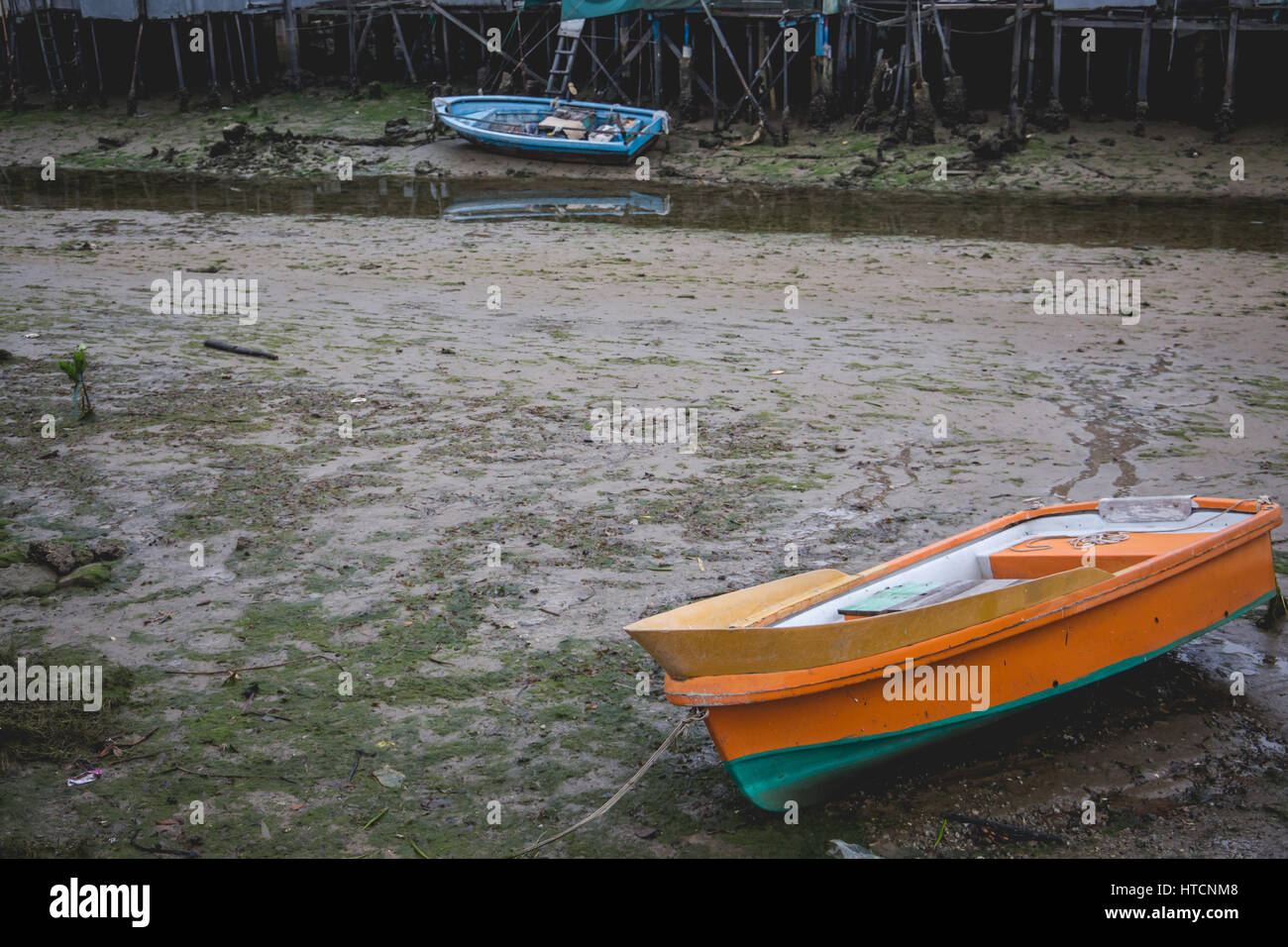 Barca a remi sulla bassa marea shore a Tai O, Hong Kong Foto Stock