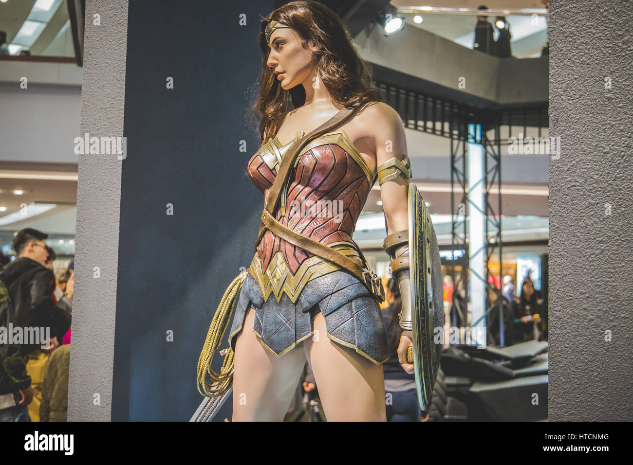 La donna di meraviglia Gal Gadot Statua in Hong Kong per Batman v Superman: Alba di giustizia promozione 2016 Foto Stock