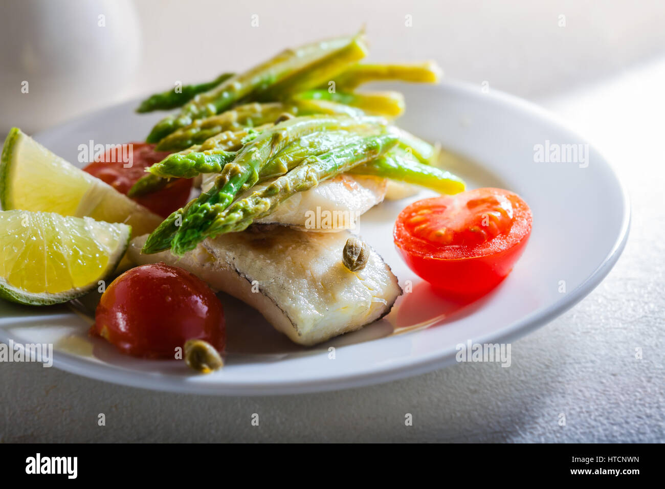 Filetti di Sgombro con asparagi limone e pomodoro Foto Stock