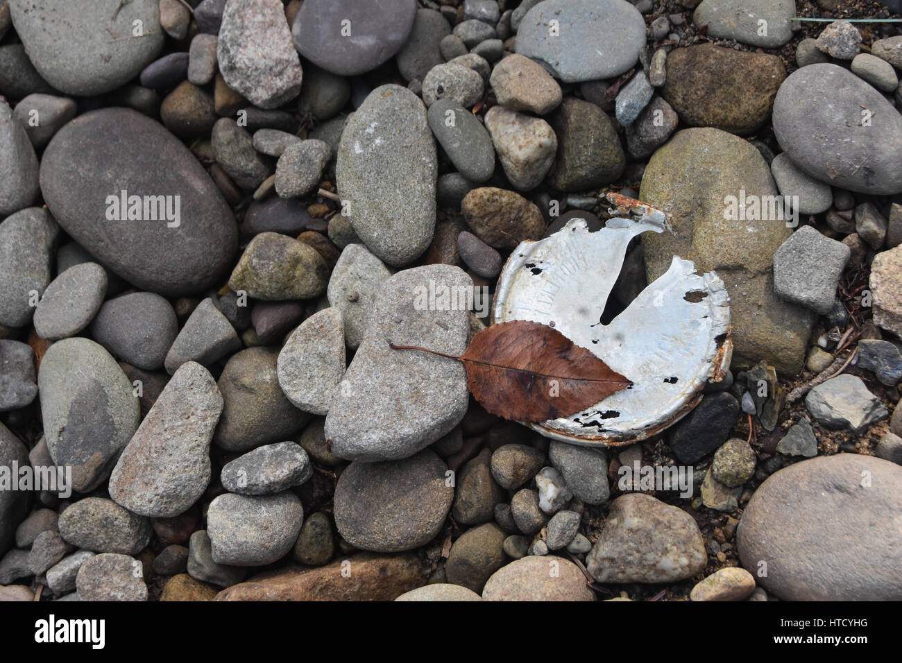 Coperchio di disintegrazione littering beach Foto Stock