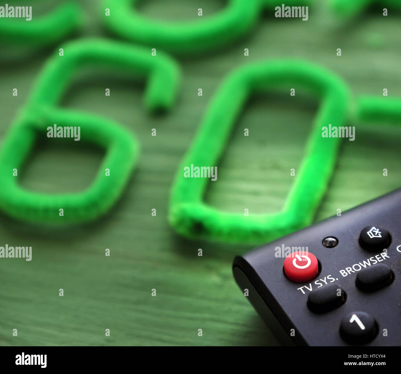 Messaggio Earth Hour su sfondo verde a ricordare alla gente dare mano salvare la terra, spegnere le apparecchiature elettriche in 60 minuto dall'alimentazione Foto Stock