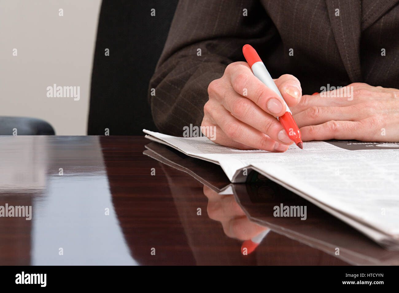 Persona scrivendo sul giornale Foto Stock