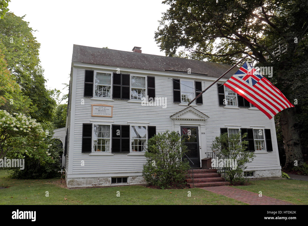 La casa di Marrett & Nathan Munroe (con il Grand Union bandiera fuori) in Lexington, Massachusetts, Stati Uniti. Foto Stock