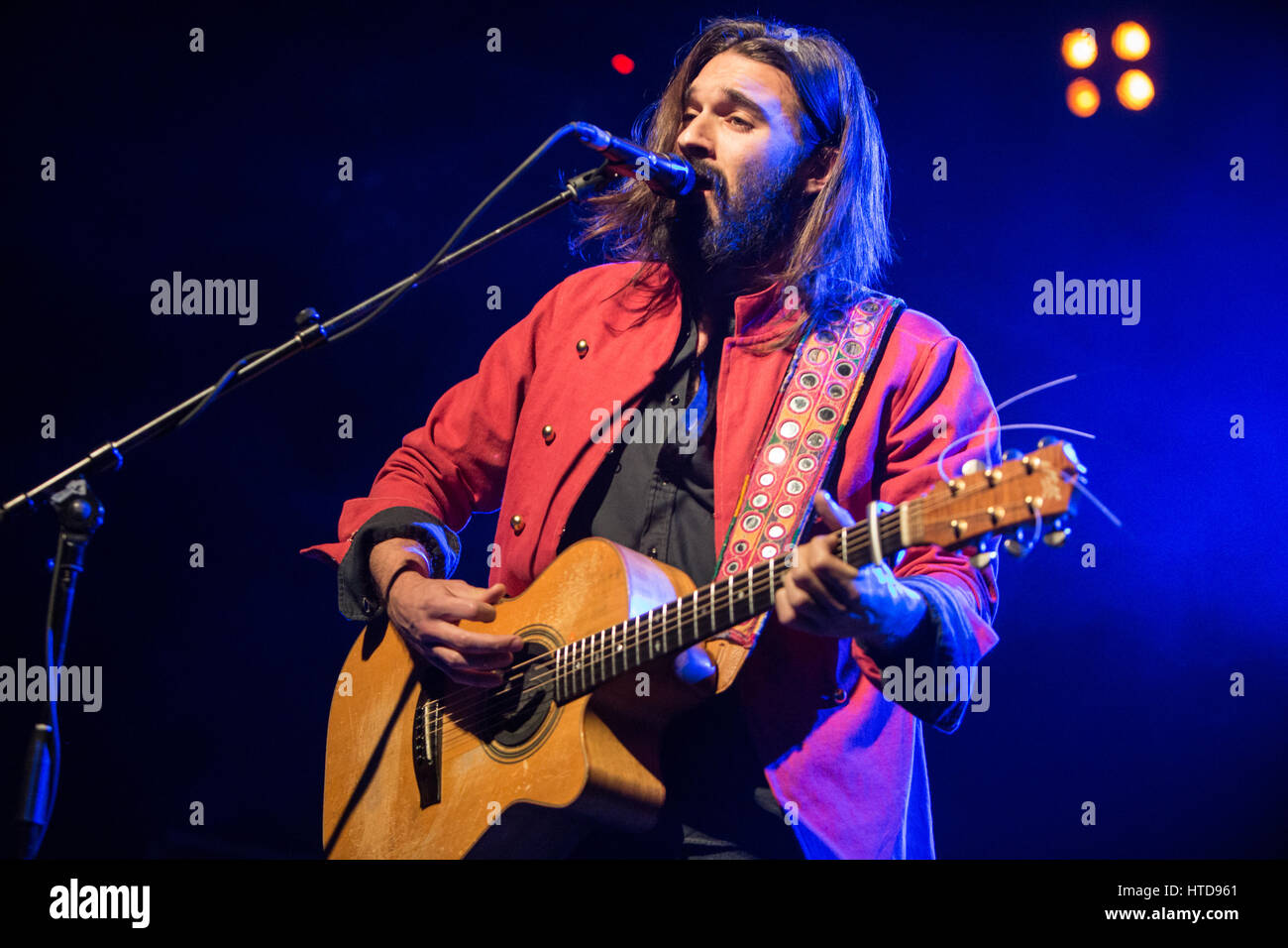 Trezzo sull'adda milano, Italia. 09Mar, 2017. Il cantante italiano-cantautore ANDREA BIAGIONI semifinalist del fattore X Italia 2016 esibirsi dal vivo sul palco di LiveClub apertura della mostra di Afterhours Credito: Rodolfo Sassano/Alamy Live News Foto Stock