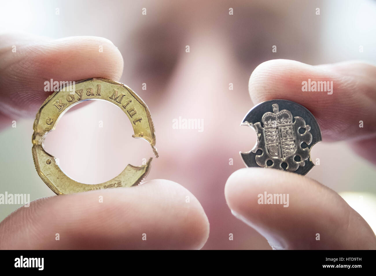 Londra, Regno Unito. 9 Mar, 2017. Nuovo £ 1 monete testato nel saggio di Londra ufficio prima del loro rilascio 28 marzo, 2017. Nella foto: Il Royal Mint portato Chris Walne, 10 monete di prova prima di Natale. Queste nuove monete sono supposti per essere il più sicuro e hi-tech coin sviluppato. Alcune delle monete sono messe attraverso test finali con pezzi di monete trapanato a prova per il livello di traccia di elementi in metalli di base Credito: Guy Corbishley/Alamy Live News Foto Stock