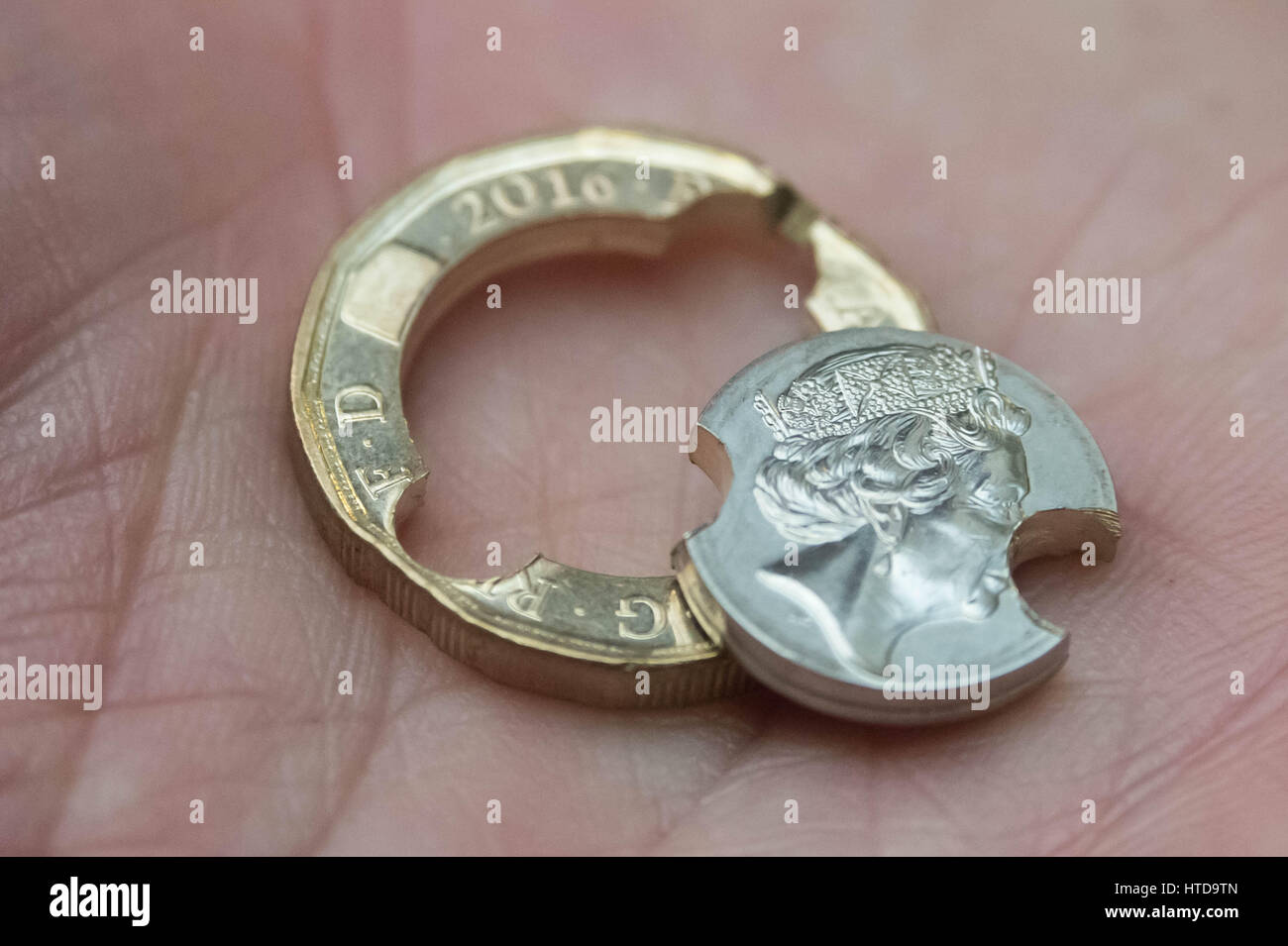 Londra, Regno Unito. 9 Mar, 2017. Nuovo £ 1 monete testato nel saggio di Londra ufficio prima del loro rilascio 28 marzo, 2017. Nella foto: Il Royal Mint ha portato il saggio Office 10 monete di prova prima di Natale. Queste nuove monete sono supposti per essere il più sicuro e hi-tech coin sviluppato. Alcune delle monete sono messe attraverso test finali con pezzi di monete trapanato a prova per il livello di traccia di elementi in metalli di base Credito: Guy Corbishley/Alamy Live News Foto Stock