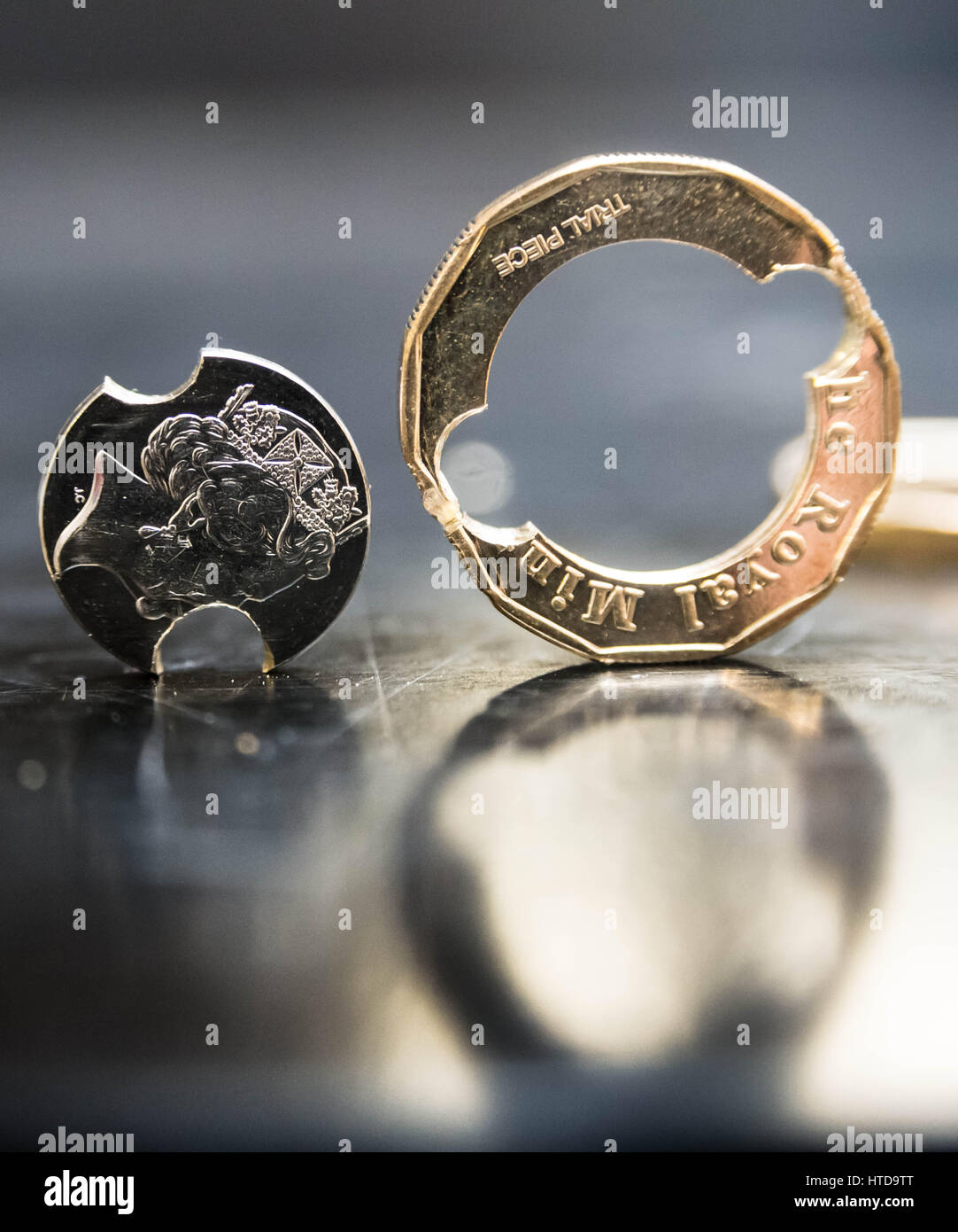 Londra, Regno Unito. 9 Mar, 2017. Nuovo £ 1 monete testato nel saggio di Londra ufficio prima del loro rilascio 28 marzo, 2017. Nella foto: Il Royal Mint ha portato il saggio Office 10 monete di prova prima di Natale. Queste nuove monete sono supposti per essere il più sicuro e hi-tech coin sviluppato. Alcune delle monete sono messe attraverso test finali con pezzi di monete trapanato a prova per il livello di traccia di elementi in metalli di base Credito: Guy Corbishley/Alamy Live News Foto Stock
