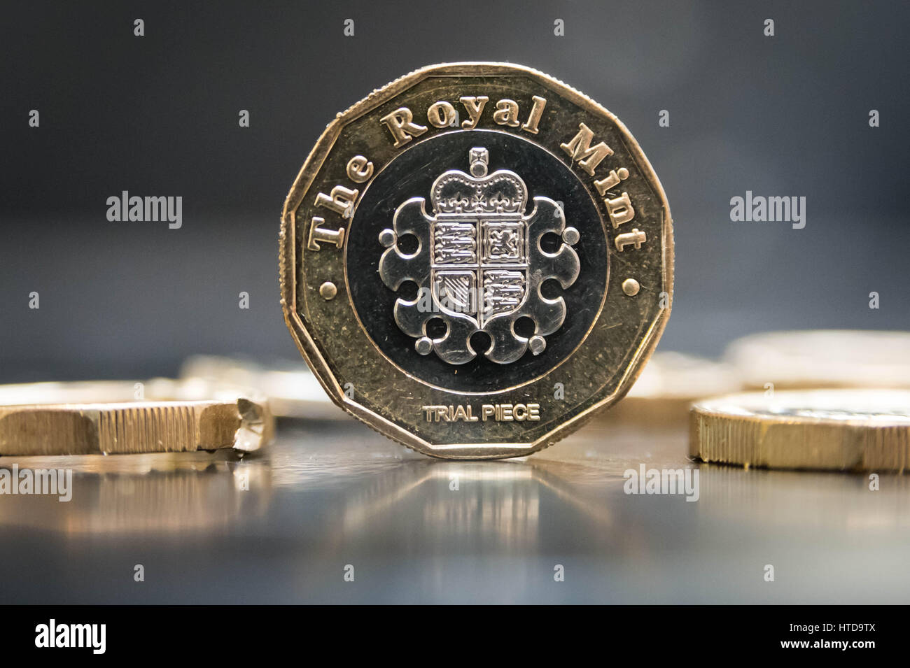 Londra, Regno Unito. 9 Mar, 2017. Nuovo £ 1 monete testato nel saggio di Londra ufficio prima del loro rilascio 28 marzo, 2017. Nella foto: queste nuove monete sono supposti per essere il più sicuro e hi-tech coin sviluppato. 12 lati, bi-metallico, ologramma, micro-scritte, bordi fresati sono tutti parte della funzionalità di protezione. Sulla sommità di questo le monete hanno un ulteriore componente segreto. Questo non è un problema per Chris, "essi non mi dicono che cosa il marcatore non identificato è- se si tratta di un elemento, dovrò trovare.' Credit: Guy Corbishley/Alamy Live News Foto Stock