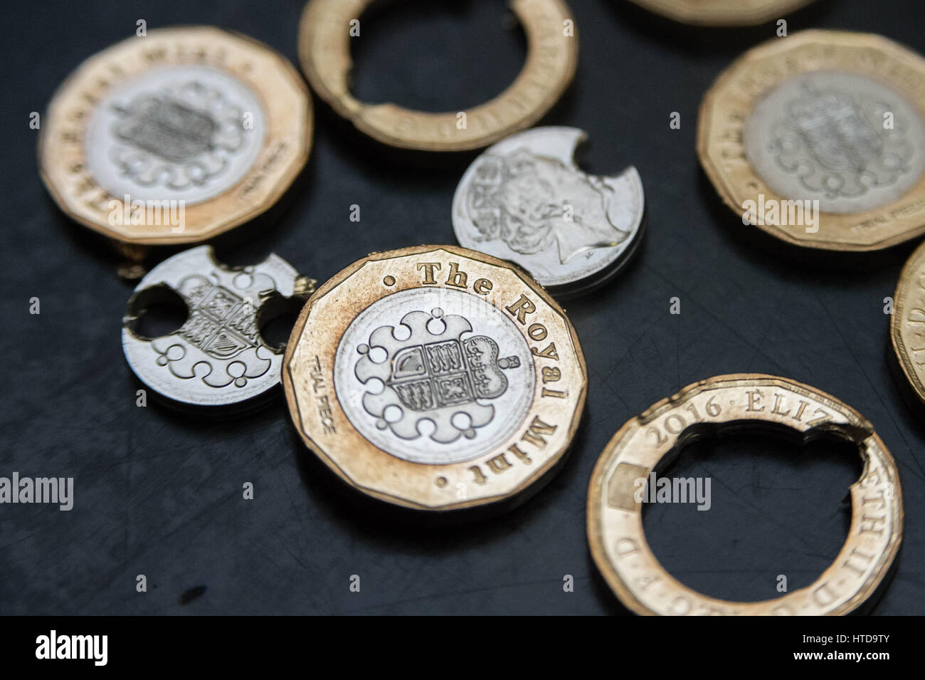 Londra, Regno Unito. 9 Mar, 2017. Nuovo £ 1 monete testato nel saggio di Londra ufficio prima del loro rilascio 28 marzo, 2017. Nella foto: Il Royal Mint ha portato il saggio Office 10 monete di prova prima di Natale. Queste nuove monete sono supposti per essere il più sicuro e hi-tech coin sviluppato. Alcune delle monete sono messe attraverso test finali con pezzi di monete trapanato a prova per il livello di traccia di elementi in metalli di base Credito: Guy Corbishley/Alamy Live News Foto Stock