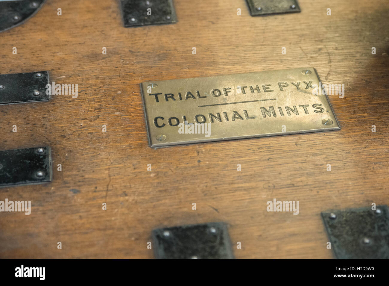 Londra, Regno Unito. 9 Mar, 2017. Nuovo £ 1 monete testato nel saggio di Londra ufficio prima del loro rilascio 28 marzo, 2017. Nella foto: la pisside è l antica torace che trattiene le monete dalla Royal Mint che stanno per essere sottoposti a test per assicurarsi che siano entro i limiti di legge. È incerto l'età della scatola ma stimata a oltre un secolo. Quando la prova della pisside aperto questo anno la Royal Mint portato 35.000 monete per la livrea Hall presso il Goldsmith's Hall. Le monete sono stati presentati alla giuria e HM Queen's Remembrancer, che presiede la prova. Credito: Guy Corbishley/Alamy Live News Foto Stock