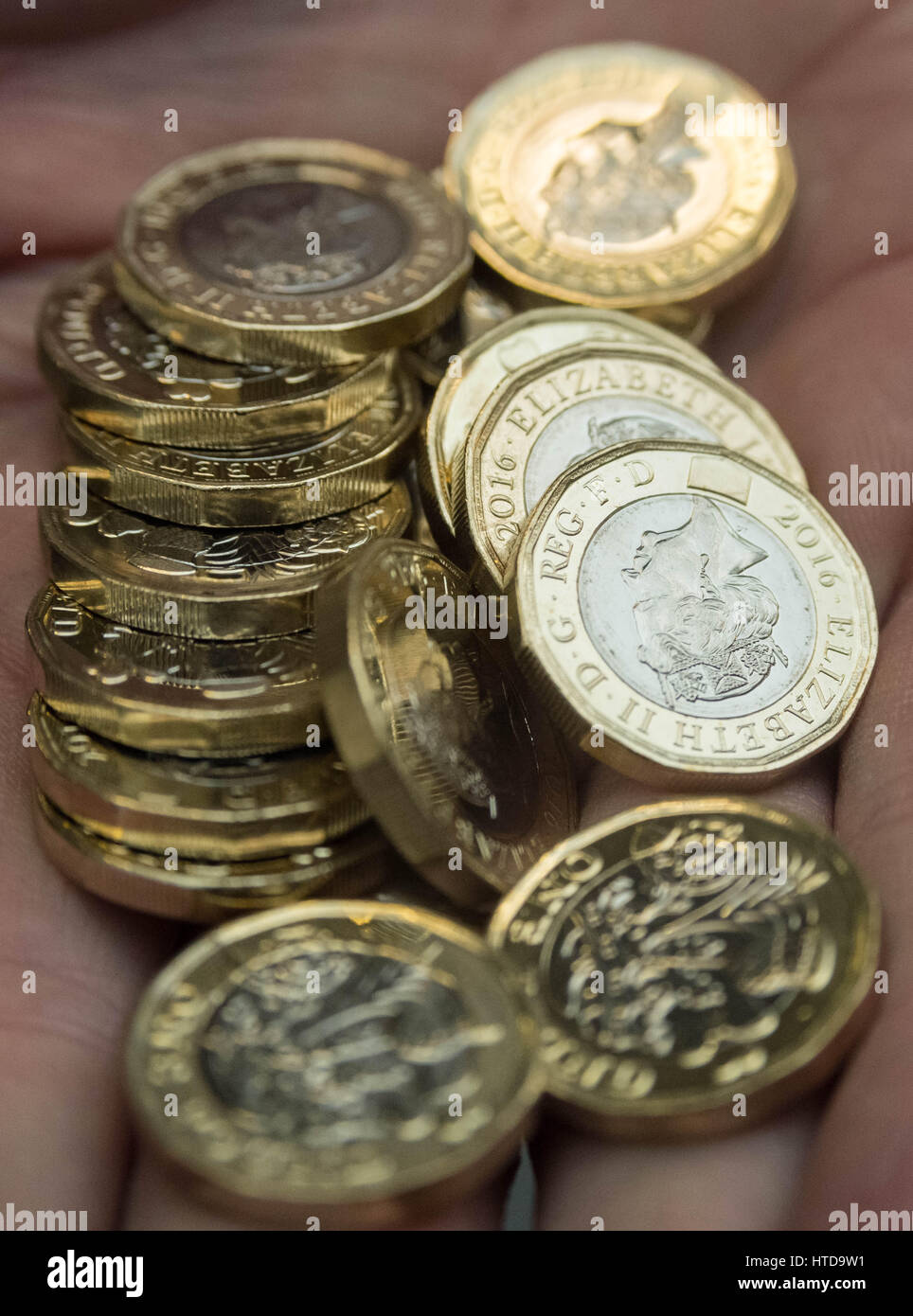 Nuovo £ 1 monete testato nel saggio di Londra ufficio prima del loro rilascio 28 marzo, 2017. Nella foto: nuovo £ 1 monete che sono nel saggio di Office che viene testato. Le monete del reame sono testati dal diametro, peso e composizione. Foto Stock