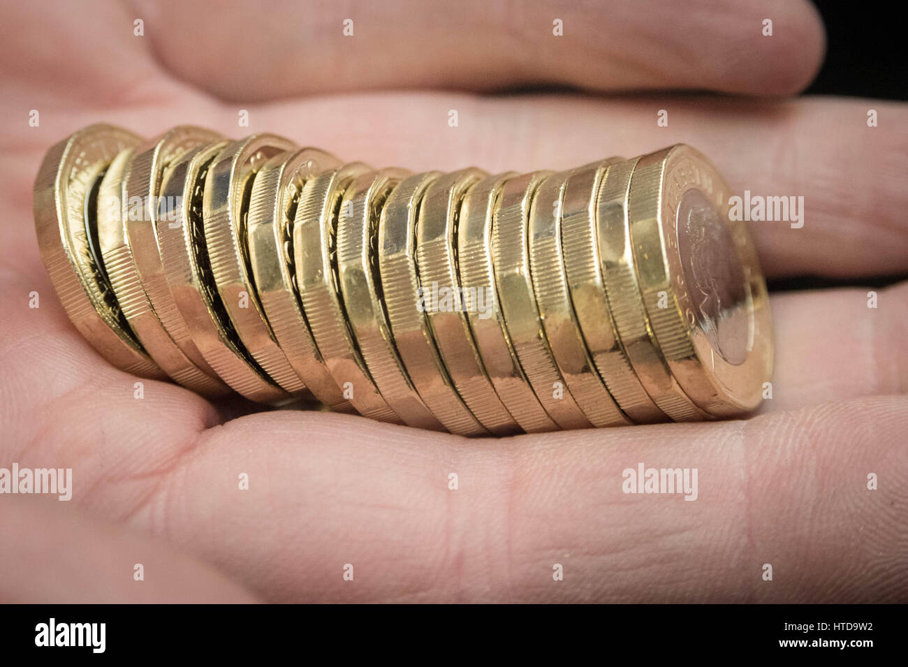 Londra, Regno Unito. 9 Mar, 2017. Nuovo £ 1 monete testato nel saggio di Londra ufficio prima del loro rilascio 28 marzo, 2017. Nella foto: nuovo £ 1 monete che sono nel saggio di Office che viene testato. Le monete del reame sono testati dal diametro, peso e composizione. Credito: Guy Corbishley/Alamy Live News Foto Stock