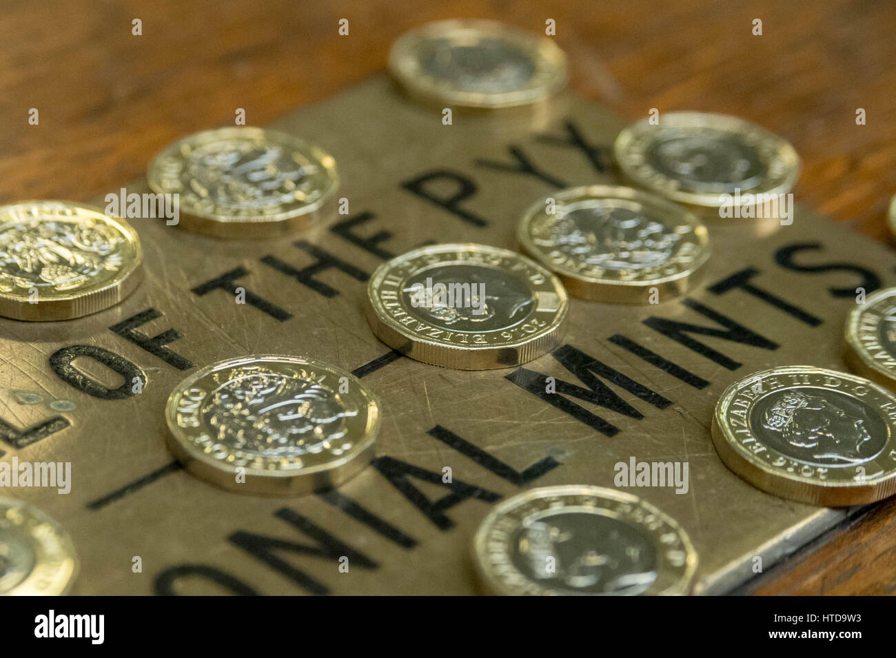 Londra, Regno Unito. 9 Mar, 2017. Nuovo £ 1 monete testato nel saggio di Londra ufficio prima del loro rilascio 28 marzo, 2017. Nella foto: Nel saggio office, nuovo £ 1 monete sulla casella di pisside, in attesa della loro prova. Le monete sono il reame sono testati dal diametro, peso e composizione. Credito: Guy Corbishley/Alamy Live News Foto Stock
