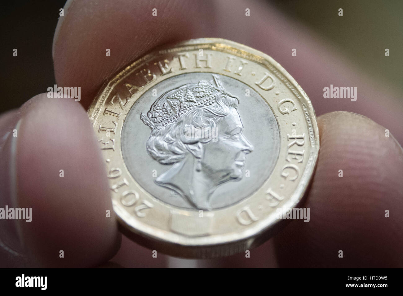Londra, Regno Unito. 9 Mar, 2017. Nuovo £ 1 monete testato nel saggio di Londra ufficio prima del loro rilascio 28 marzo, 2017. Nella foto: queste nuove monete sono supposti per essere il più sicuro e hi-tech coin sviluppato. 12 lati, bi-metallico, ologramma, micro-scritte, bordi fresati sono tutti parte della funzionalità di protezione. Sulla sommità di questo le monete hanno un ulteriore componente segreto. Questo non è un problema per Chris, "essi non mi dicono che cosa il marcatore non identificato è- se si tratta di un elemento, dovrò trovare.' Credit: Guy Corbishley/Alamy Live News Foto Stock