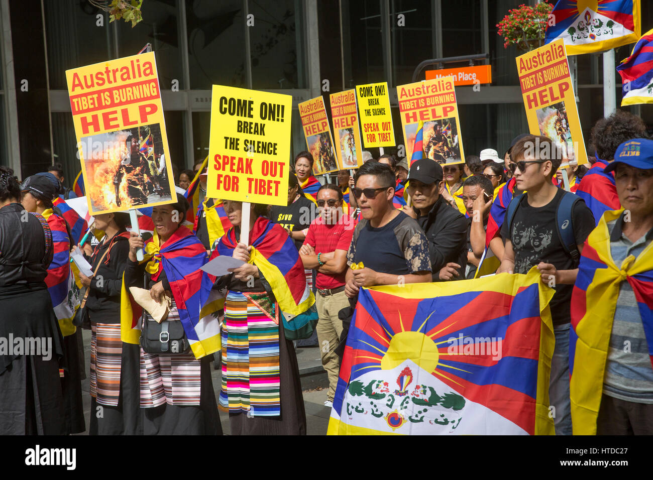 Sydney, Australia. Il 10 marzo 2017. Gruppo di protesta di principalmente cittadini tibetano assembla in Martin Place prima di marciare a Newtown e quindi infine i cinesi Consultate a Sydney. Credito: martin berry/Alamy Live News Foto Stock