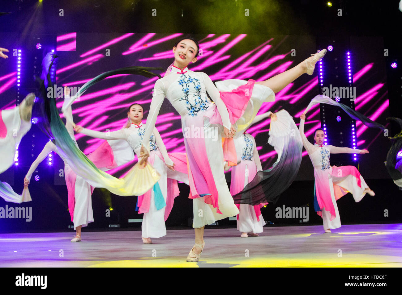 Londra, Regno Unito. Decimo Mar, 2017. Wanlin Dance Company eseguire sul palco a spostarlo, il Regno Unito il più grande evento di danza. Spostare corre dal 10 al 12 marzo 2017 presso il Centro Esposizioni Excel. Credito: Immagini vibranti/Alamy Live News Credit: Immagini vibranti/Alamy Live News Foto Stock