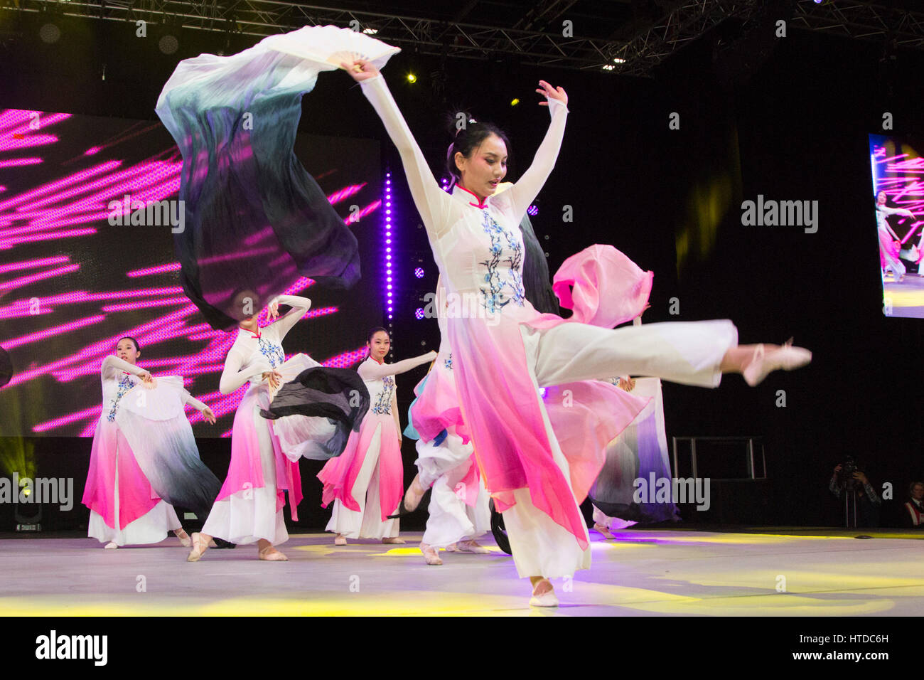 Londra, Regno Unito. Decimo Mar, 2017. Wanlin Dance Company eseguire sul palco a spostarlo, il Regno Unito il più grande evento di danza. Spostare corre dal 10 al 12 marzo 2017 presso il Centro Esposizioni Excel. Credito: Immagini vibranti/Alamy Live News Credit: Immagini vibranti/Alamy Live News Foto Stock