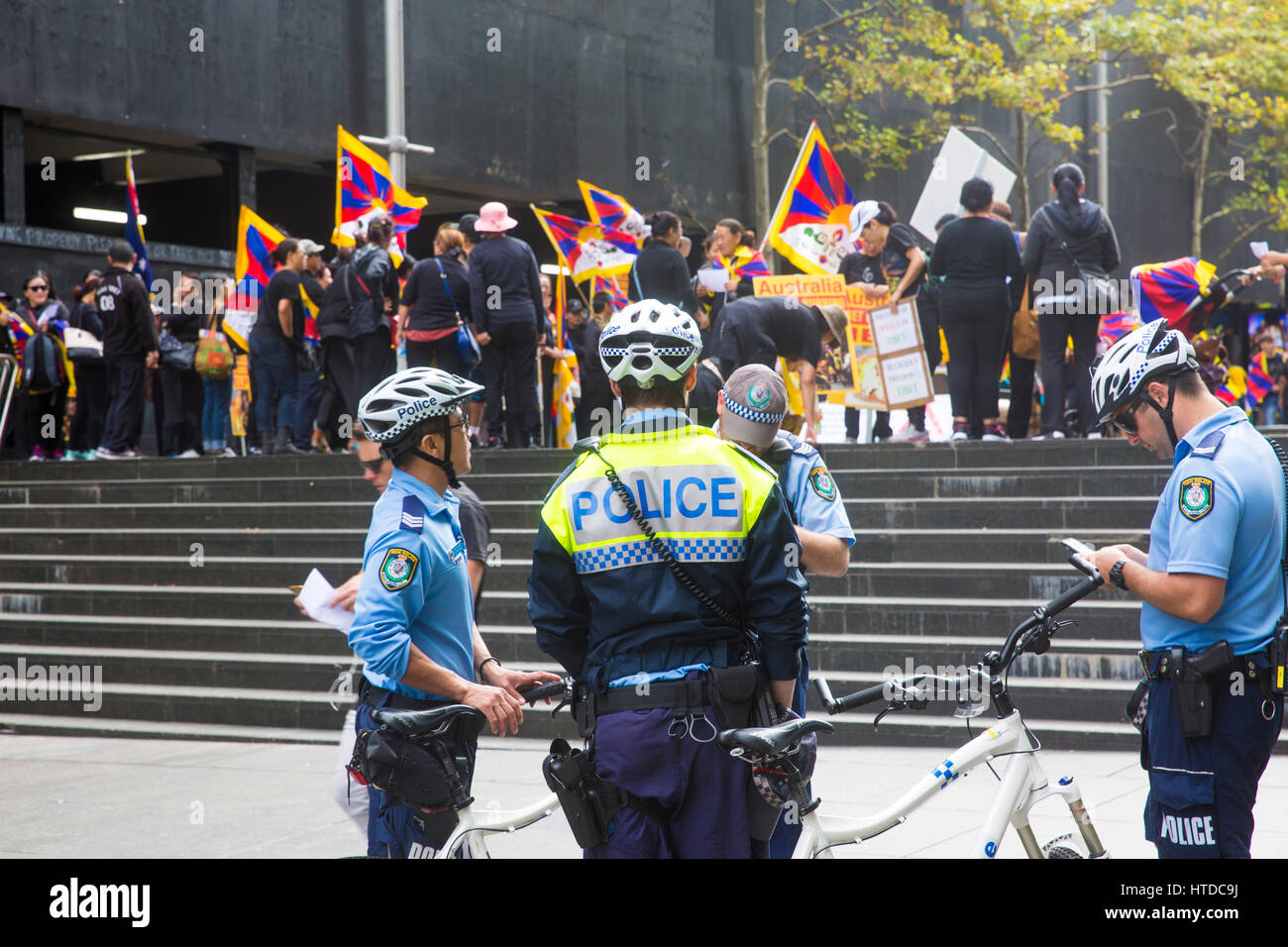 Sydney, Australia. Il 10 marzo 2017. Gruppo di protesta di principalmente cittadini tibetano assembla in Martin Place prima di marciare a Newtown e quindi infine i cinesi Consultate a Sydney. Credito: martin berry/Alamy Live News Foto Stock