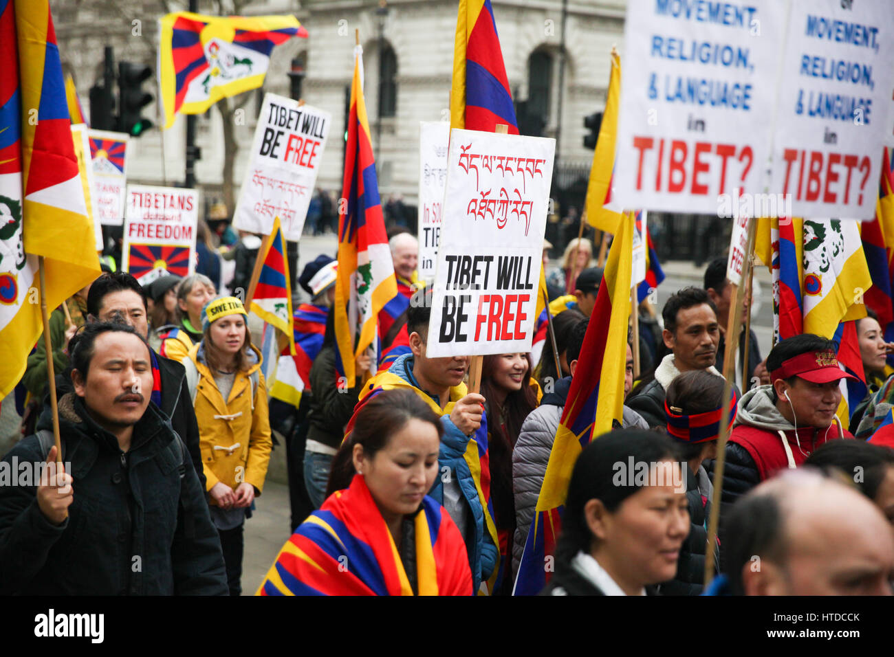 Whitehall, Londra, Regno Unito. Decimo Mar, 2017. Tibetani e i sostenitori del Tibet per prendere parte a una dimostrazione esterna di Downing Street e da marzo a l'ambasciata cinese a Londra ai marchi 58th anniversario della Rivolta Nazionale Tibetana quando migliaia di tibetani sono stati uccisi nel corso di una rivolta contro l'invasione cinese. Credito: Dinendra Haria/Alamy Live News Foto Stock