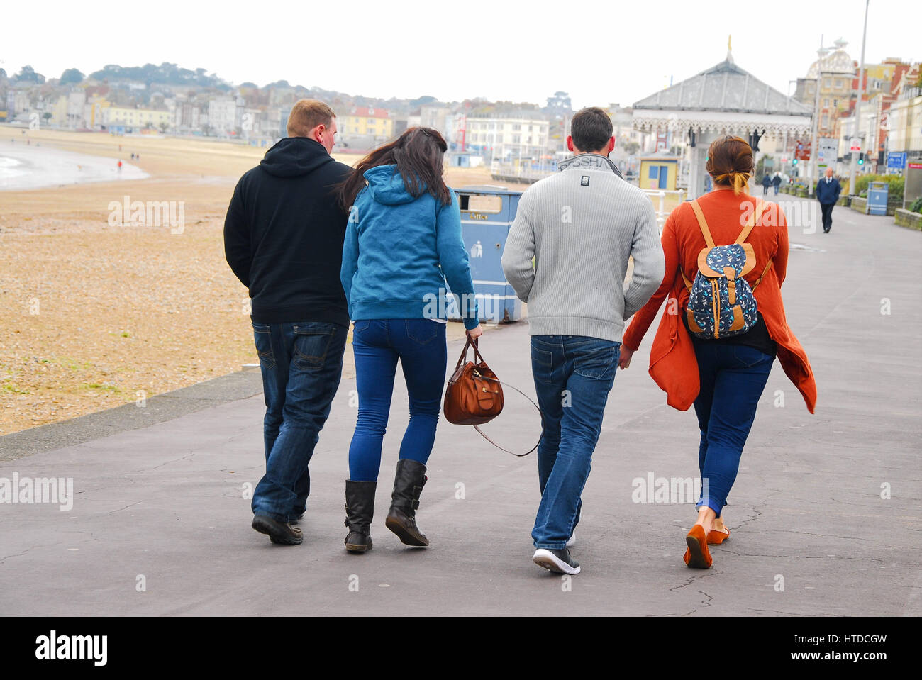 Weymouth e Portland, Dorset, 2017, temperature crescenti porta il mare di nebbia, come persone per godersi la spiaggia e il porto in un giorno nuvoloso Foto Stock