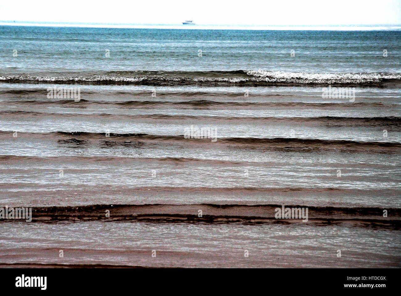 Weymouth e Portland, Dorset, 2017, temperature crescenti porta il mare di nebbia, come persone per godersi la spiaggia e il porto in un giorno nuvoloso Foto Stock